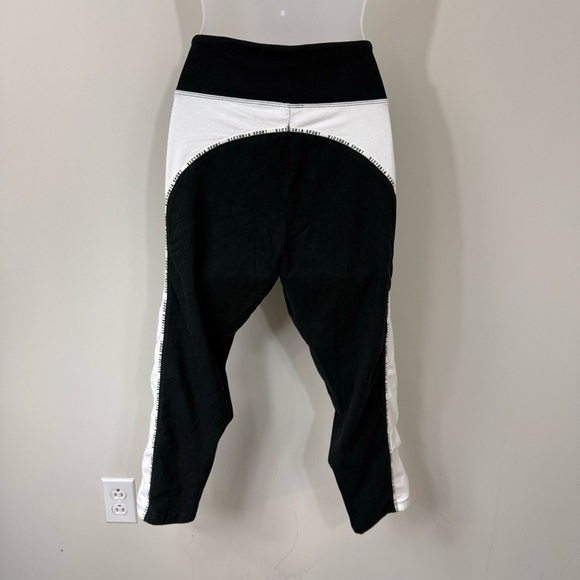 Victoria’s Secret Sport Cropped Leggings in Size Large - Picture 5 of 7